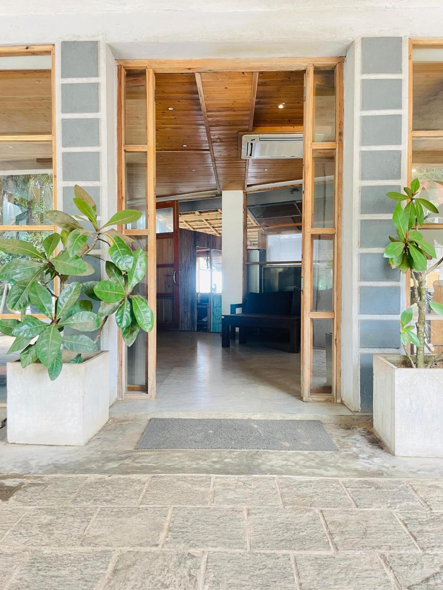 Suncoast Beach Hotel Mirissa Exterior photo